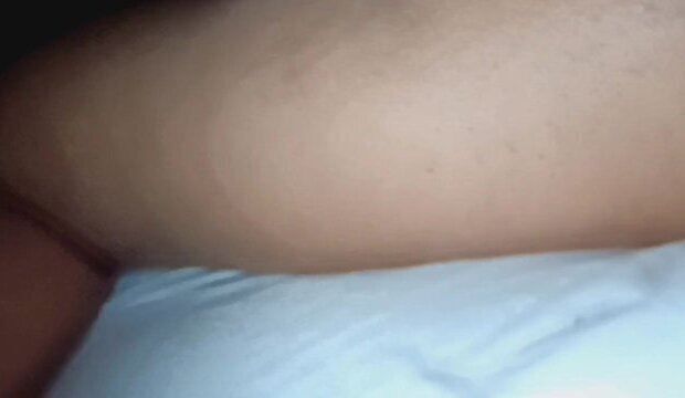 Imagine juste visage l'étroit entre jambes langue dans chatte