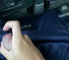 男少年裸體，在車上露雞雞，很爽