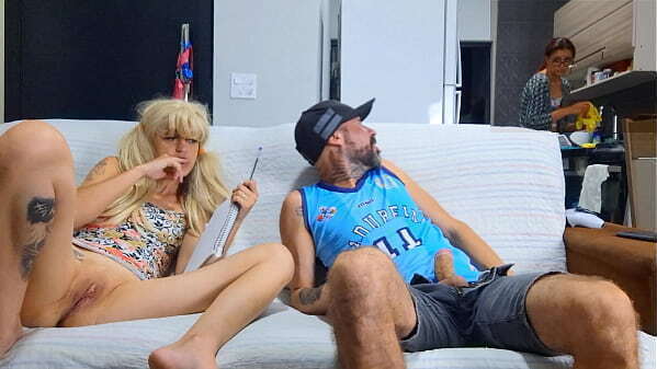 Fodi minha enteada enquanto minha esposa limpava cozinha!