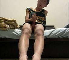 男少年裸體，穿著NBA球衣打手槍，還射很多精液，很爽