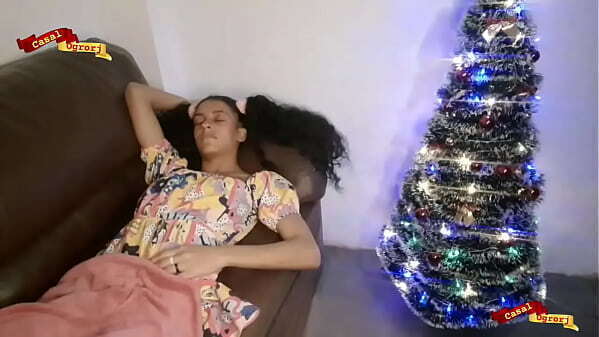 Ap&oacute_s bebedeira, todos foram para cama,fui assediar minha enteada.