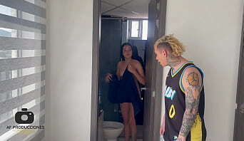 Espio a escondidas a mi linda vecina mientras se ducha y termino cogiendola mas duro que su marido. H.L.