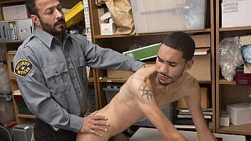 Gay Mall Guard Recovers Expensive Goods from The Shoplifting Guy - Menperps