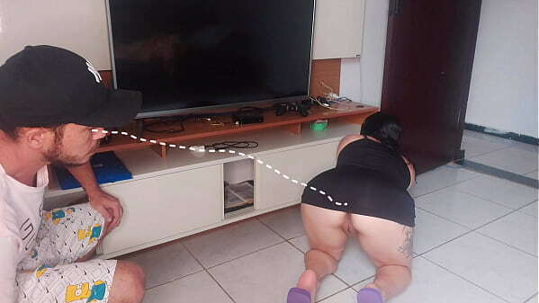 Esposa gostosa recebe t&eacute_cnico roupa provocante deixa foder at&eacute_ cuzinho dela