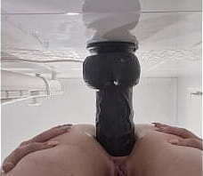 Um dildo enorme para um cu esfomeado