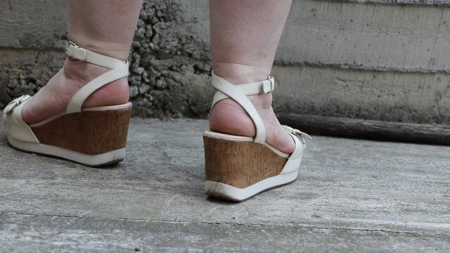 Chubby legs platform sandals.