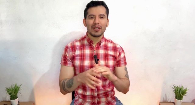 Policia dotado encuentra follando unos novios gays decide unirse dando verga pelo. relato