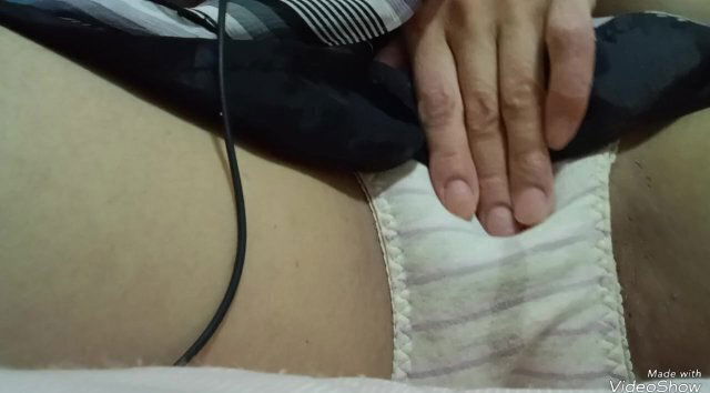 オナニー パンツの上からクリトリスすりすり。パンツの染みが見えちゃう。同人声優の実写オナ。可愛い喘ぎ声