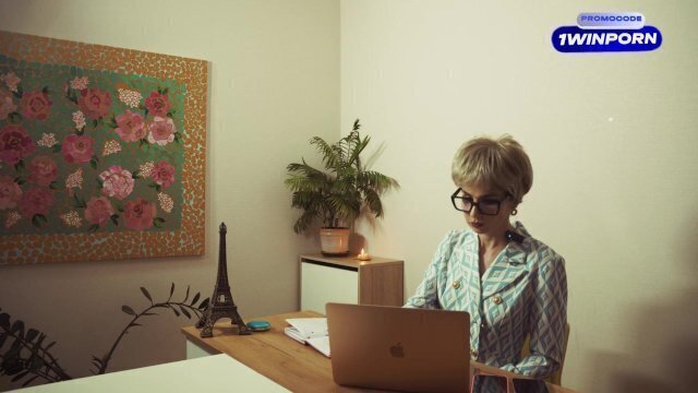 Голодная милфа начальница заставила отлизать отсосала серия)