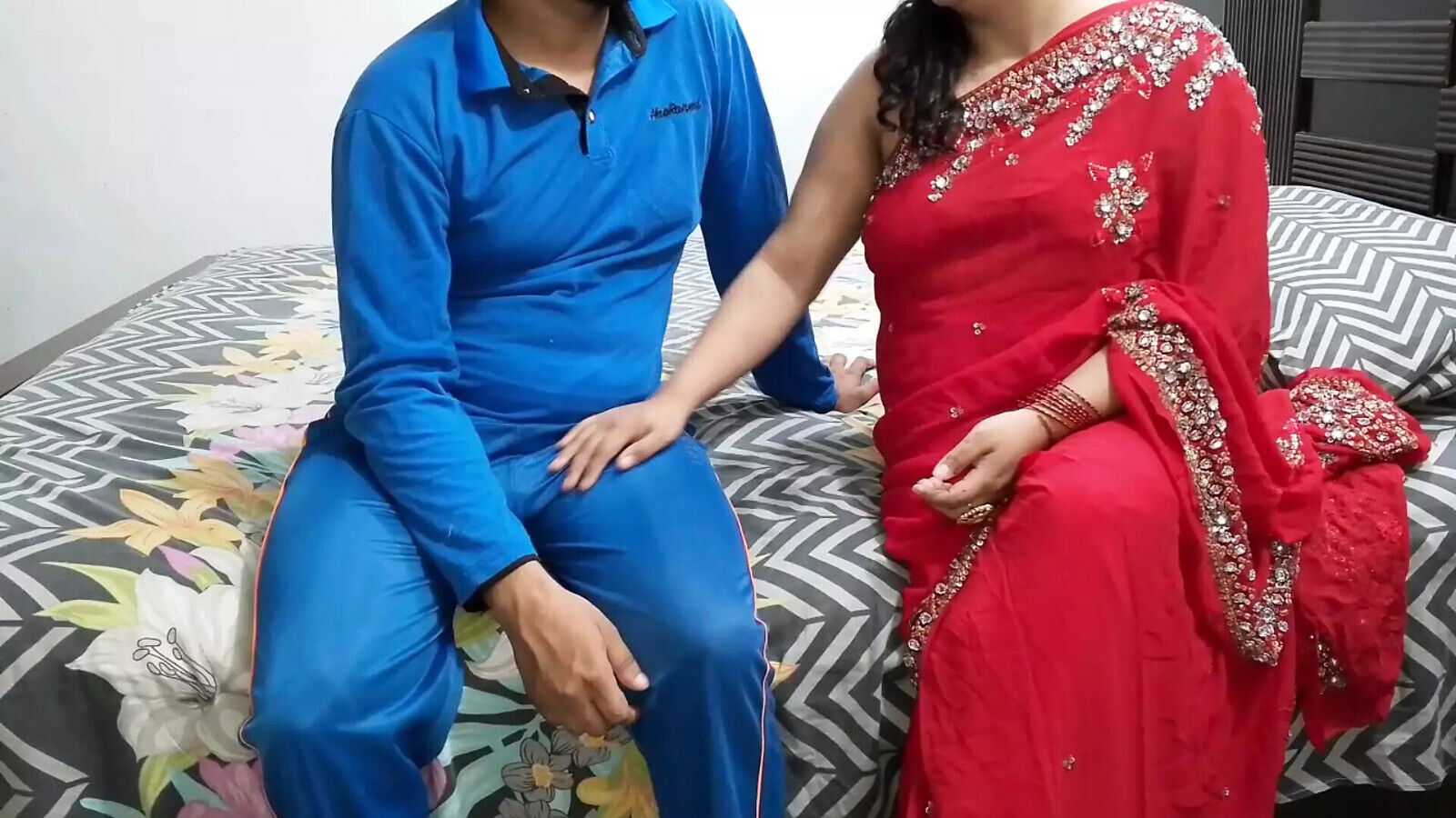 saree pehan neighbor aunty apni friend beta