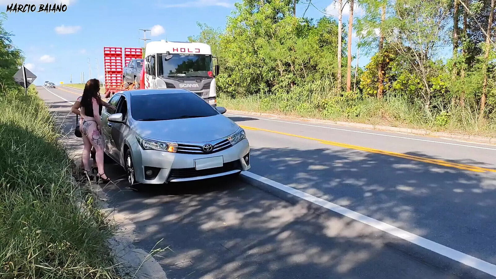 Ehefrauen verlassen haus sagen ihren ehemännern, dass mehr arbeiten werden tatsächlich haben werden, spaß suchen
