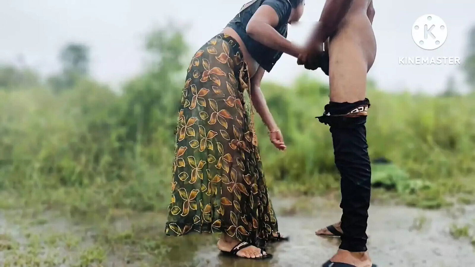 Desi bhabhi apane devar jungal lekar ache chudai karwayi outdoor