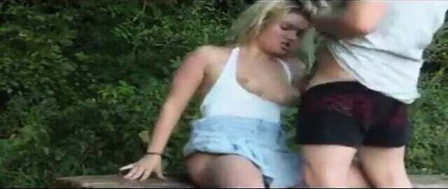 Blonde Deutsche groem Arsch wird Doggystyle drauen genagelt