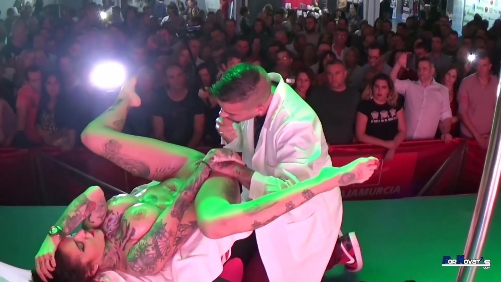 Victor Bloom Yemaya Gonzalez Masaje Publico Grandes Tetas