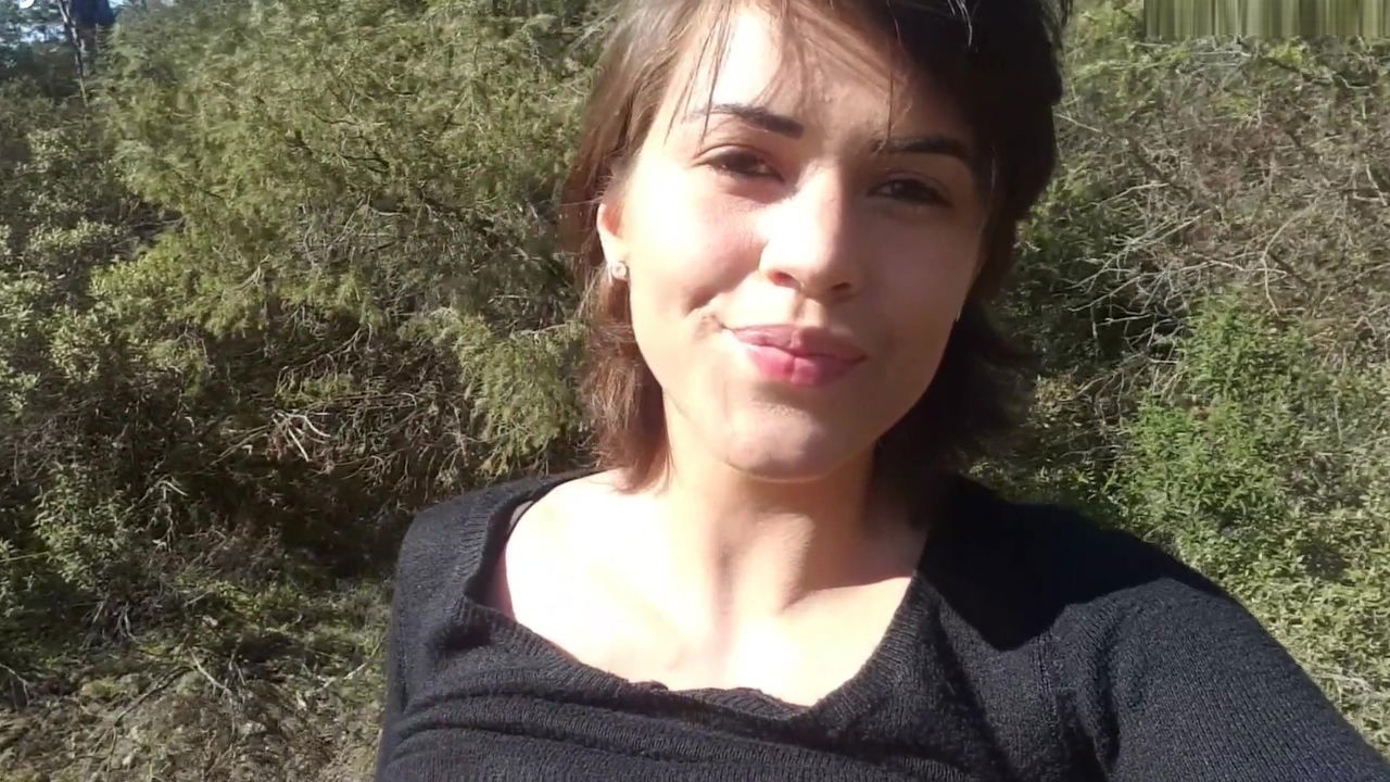 French Brunette Flash outside Forest Francaise S'exhib Dans Bois Alouqua 1080p