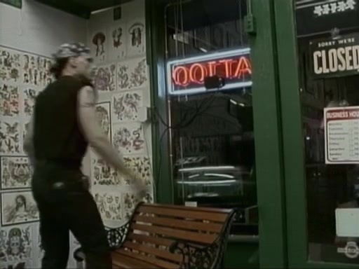 putain britannique Rebekah Jordan reçoit tatoué percé