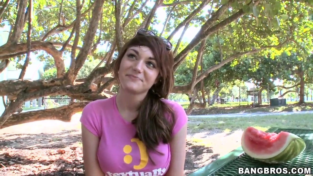 Young slut Lisa Lexington sucks close