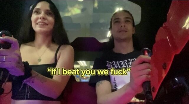 CORRO VECINA CALIENTE DESPUÉS APUESTA VIDEOJUEGO