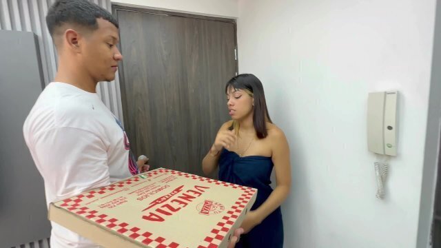 rica follada repartidor pizza parte pago hasta sacarle toda rica leche.
