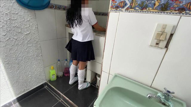 PERVERTIDO ENCUENTRA HIJASTRA LAVANDO BRAGAS CLAVA VERGA DIRECTO COÑO HASTA CORR