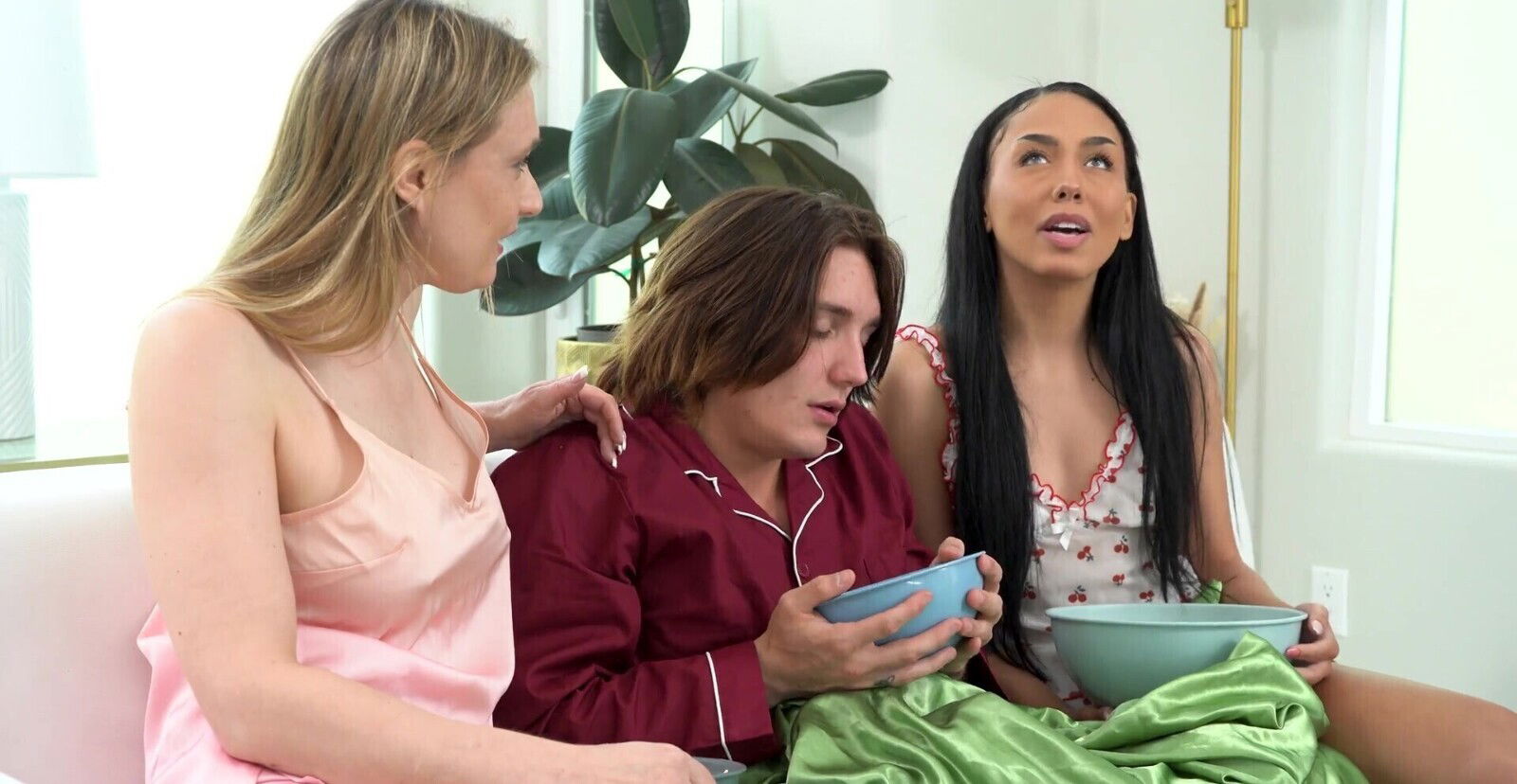 threesome with college Ophelia Kaan Bianca Bangs