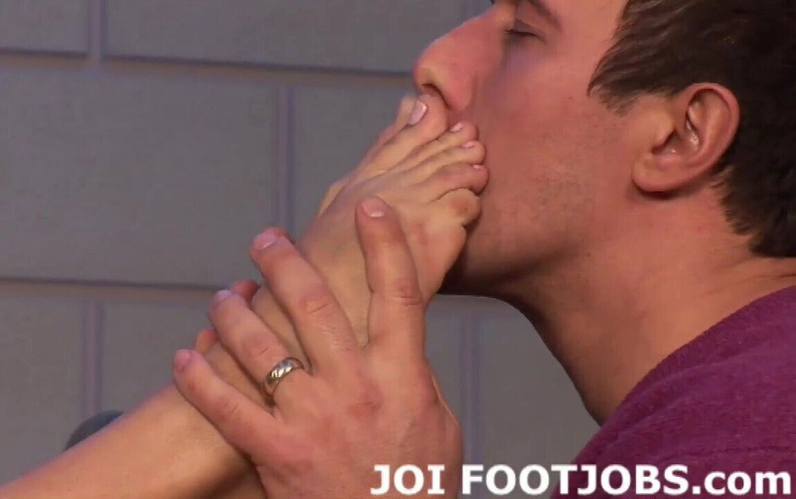 want give nice sloppy footjob