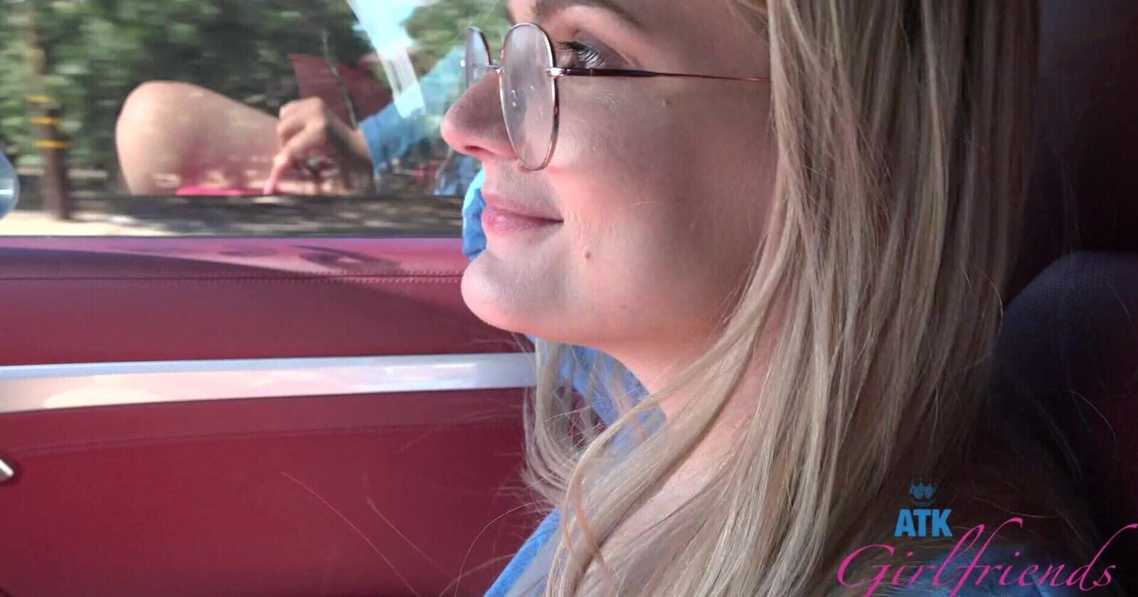 Blonde Riley Rose with natural tits gets nicely fingered - POV