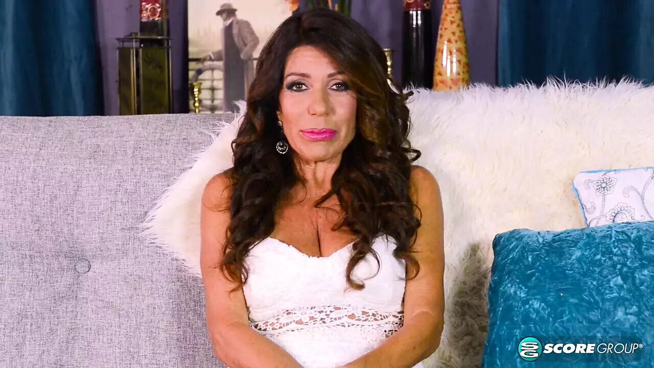 Layla LaMora gives hummer