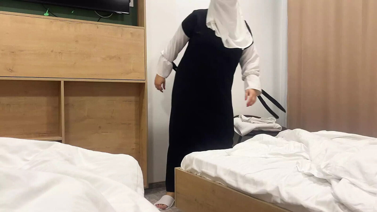 maid hijab seduced client hotel room