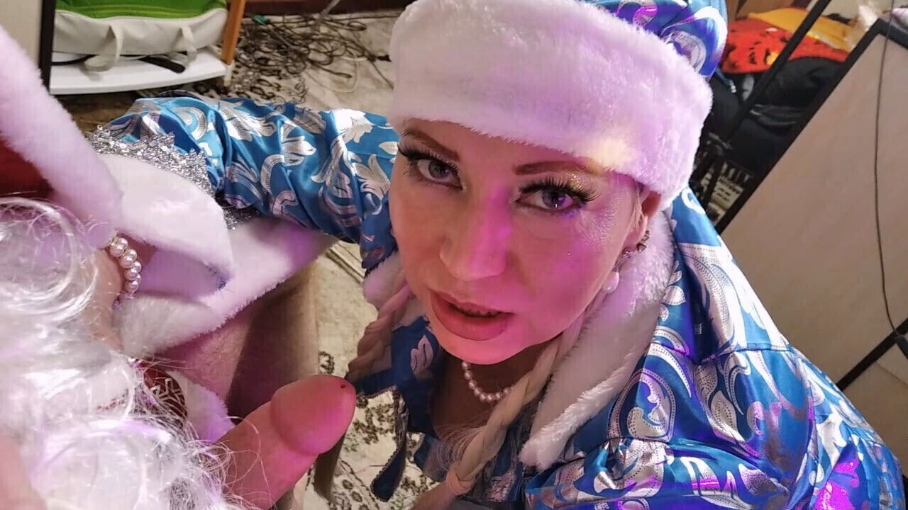 Fucking Christmas Aimee Peter's-2. Santa Claus's close-up mature Santa girl cocksucker!