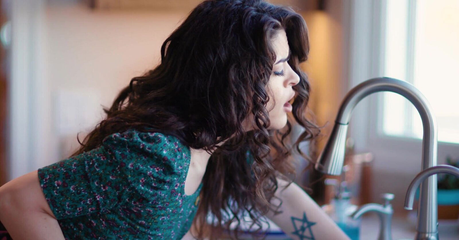 Steamy kitchen with Victoria Voxxx Seth Gamble