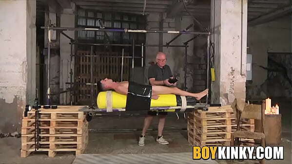 Gorgeous Jesse Evans takes wanking from master before pumps