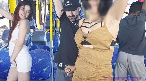 Safada leva encoxada publico dentro coletivo!