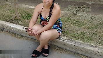 Madrastra ayuda a correrse a su hijastro en la cama compartida con trabajo manual y co&ntilde_o afeitado.