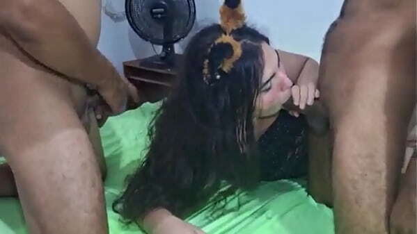 NOVINHA TRANS DANDO H&Eacute_TEROS FAVELA! ALICE HAEL