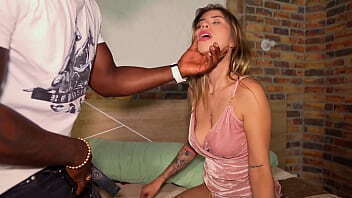 Bail bondsman seeks client collect ends paying with wife'_s tight pussy