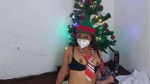 MATURE STUDENT RECEIVES CHRISTMAS PRESENTS!! MASTURBATES CLITORIS WITH DILDO WITH SPOTLIGHTS. WHAT NICE SLUT. REAL HOMEMADE PORN STUDENT