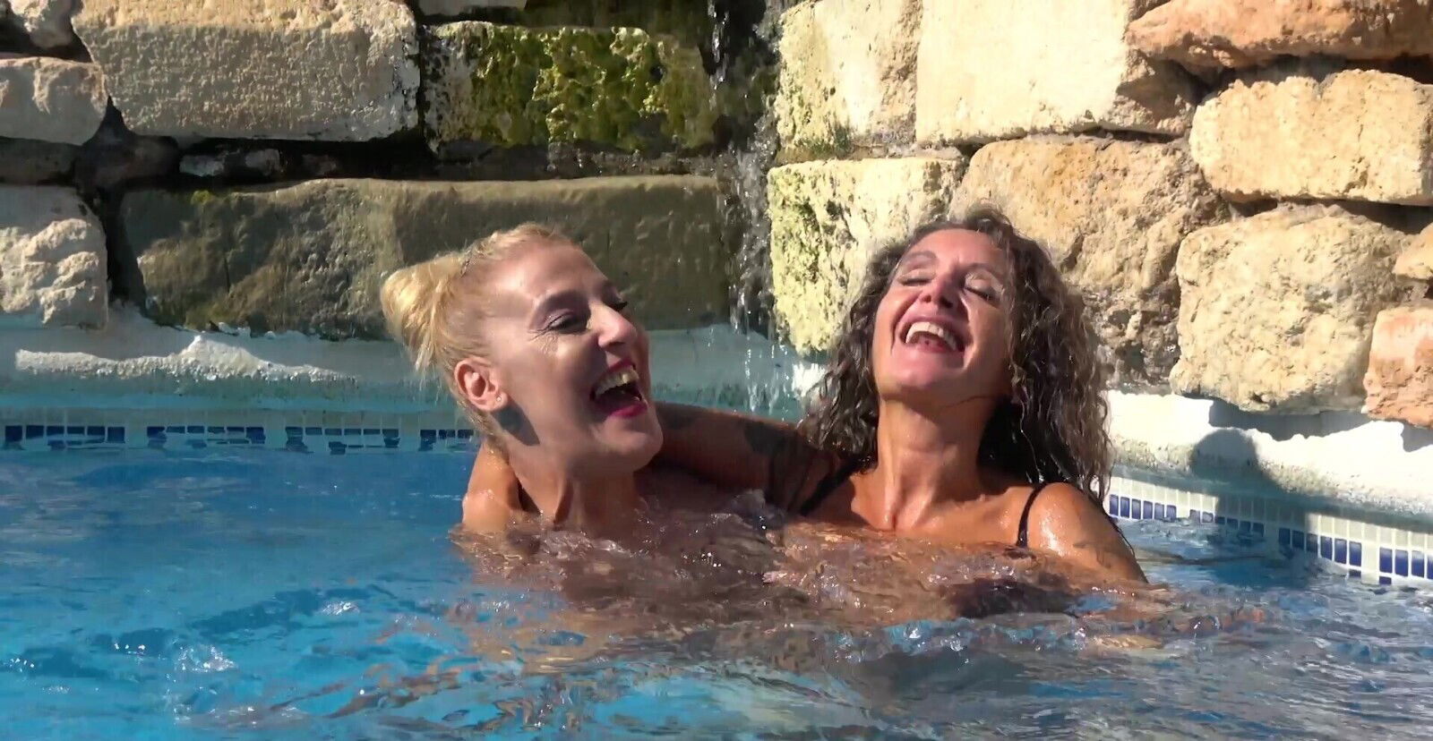 Outdoor lesbian fingering with mature Yelana Vara Mary Borbosita