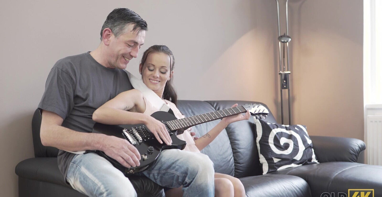 Skinny hottie Tina Walker spreads legs ride older