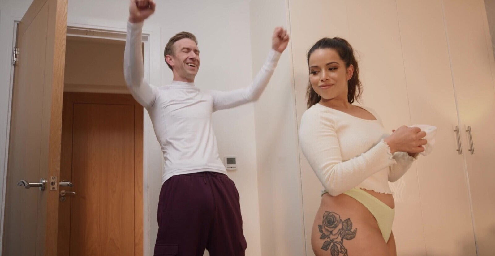 Niykee Cruz with shaved pussy enjoys while sucking dick