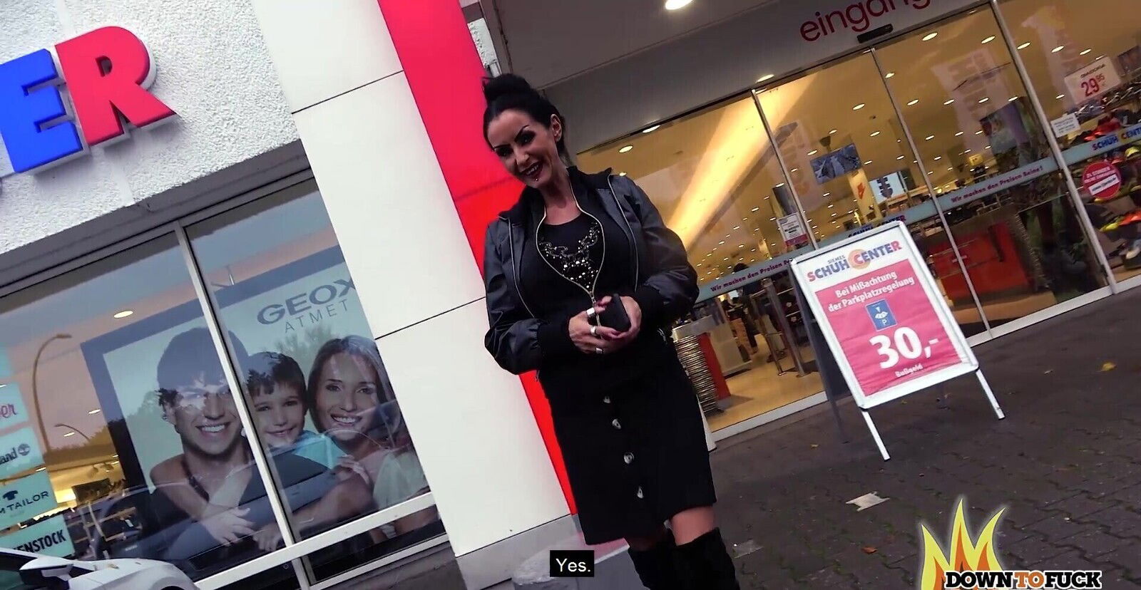 Sidney Dark sucking boyfriend's back