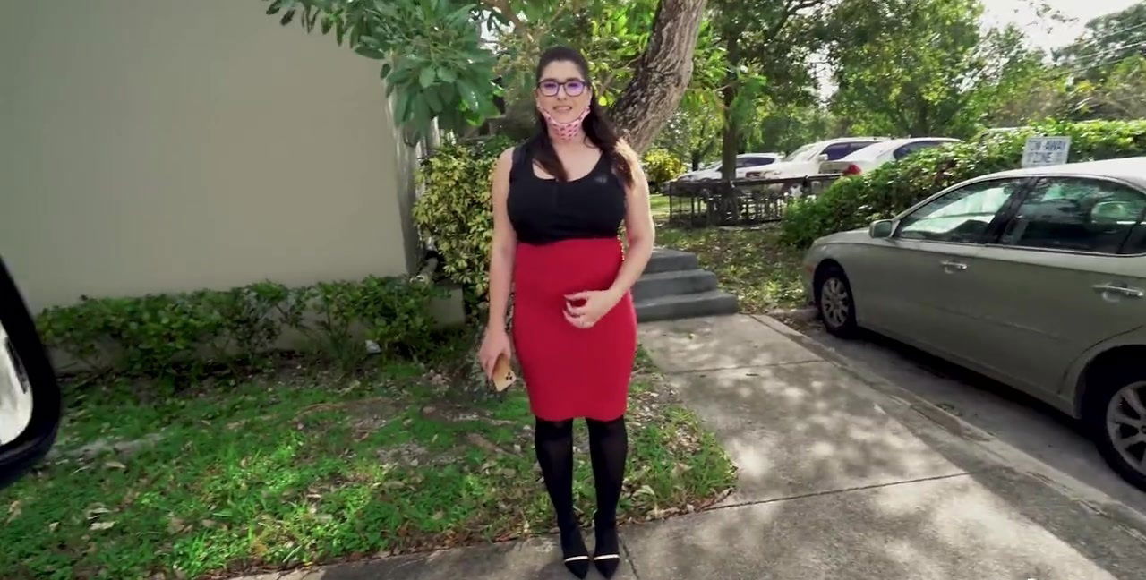 Chubby stranger Laila Lust drops panties rides money