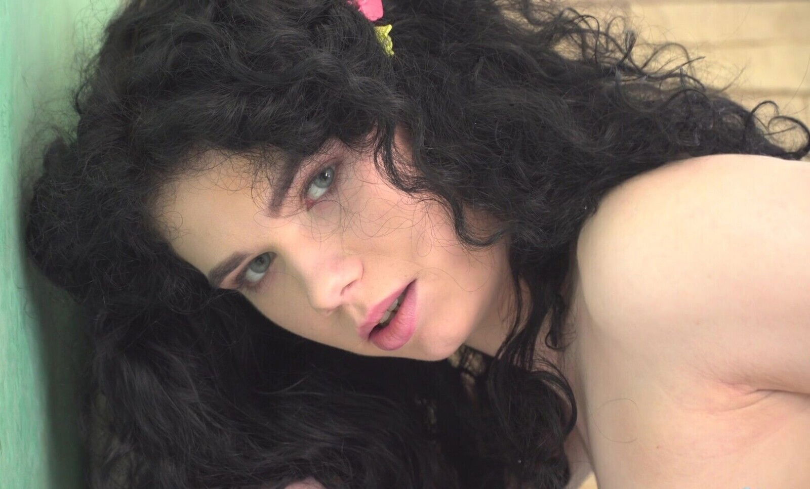 Watch horny solo model Kate Rose pleasuring pink taco home