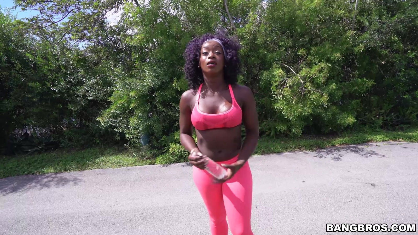 butt ebony Vickie Starxxx sucks large white dick