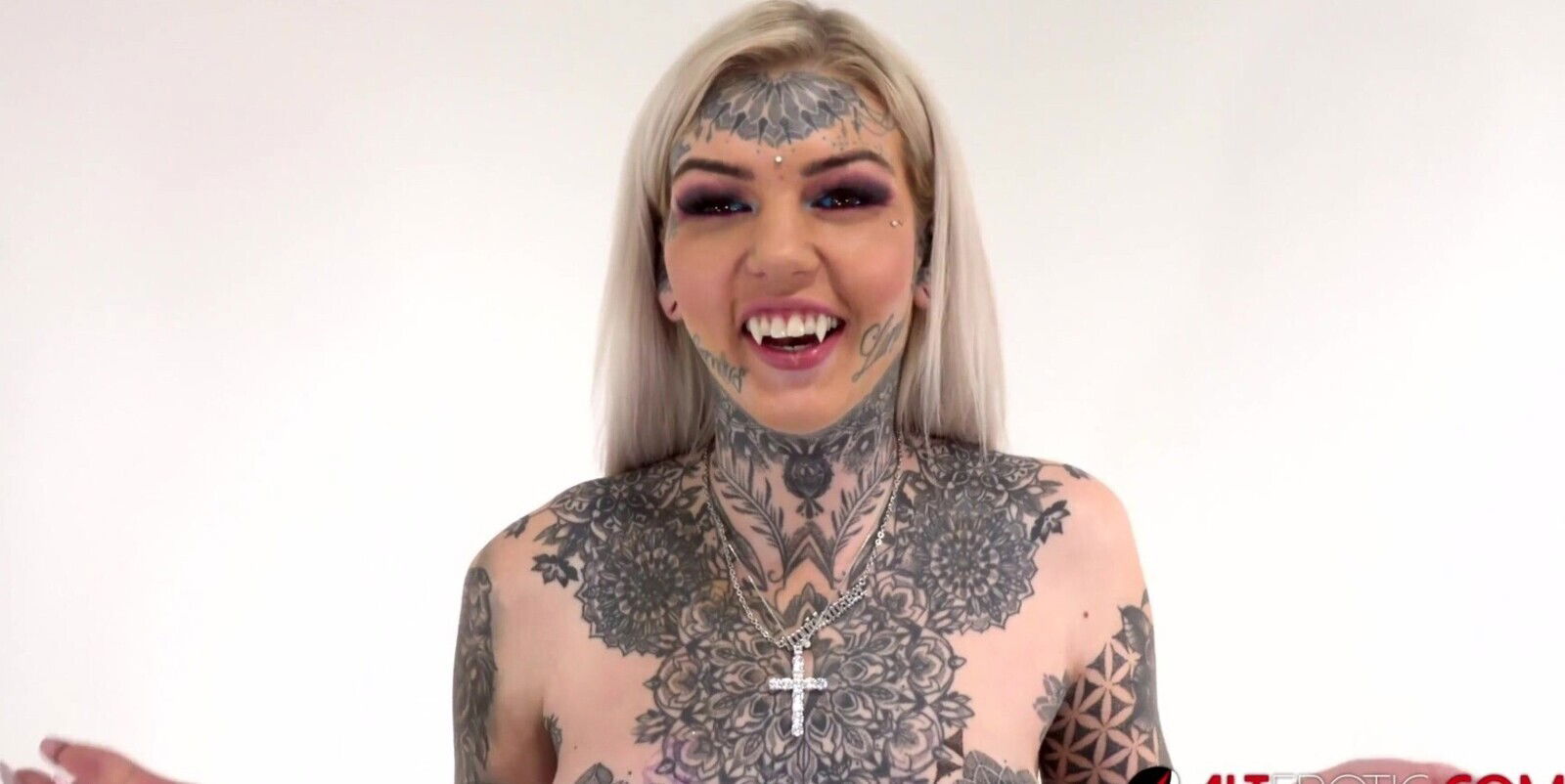 Tattooed Amber Luke rides tremor