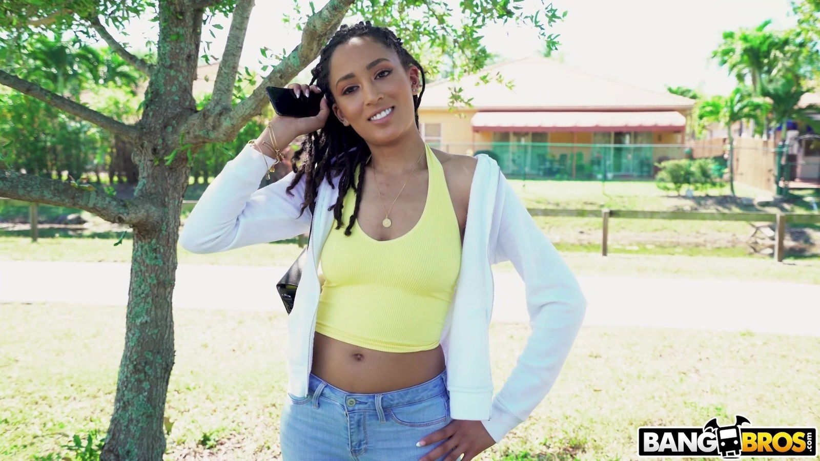 Ebony cutie Kiara Curry spreads legs large white