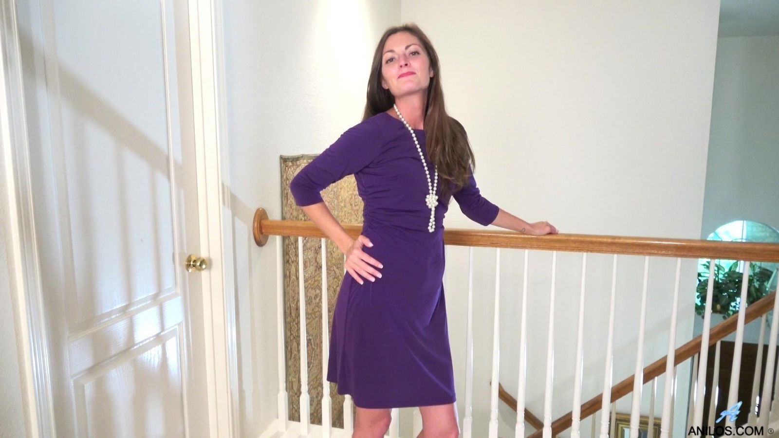 MILF Vivian Smith enjoys pleasuring small pussy