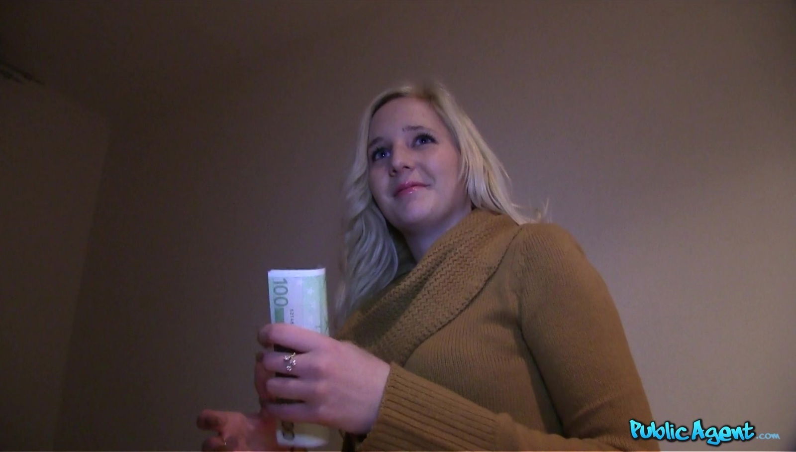 Amateur blonde Alice Rose takes money quickie