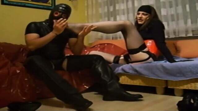 Rubberslave Worships Roxy's