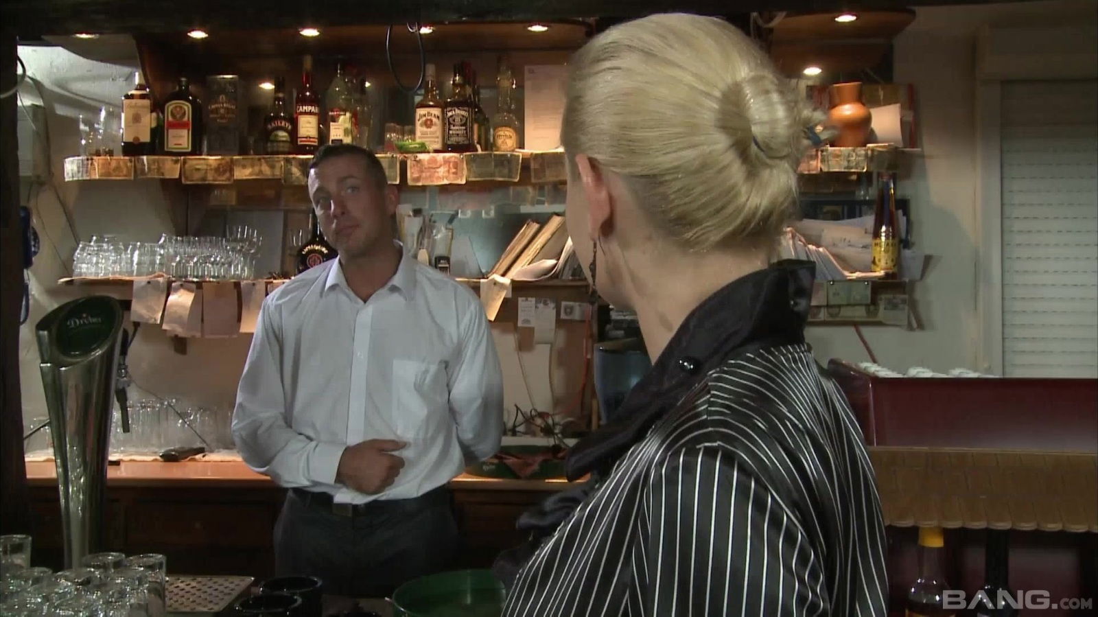 Short haired blonde MILF Katy Sweet gets mouth full